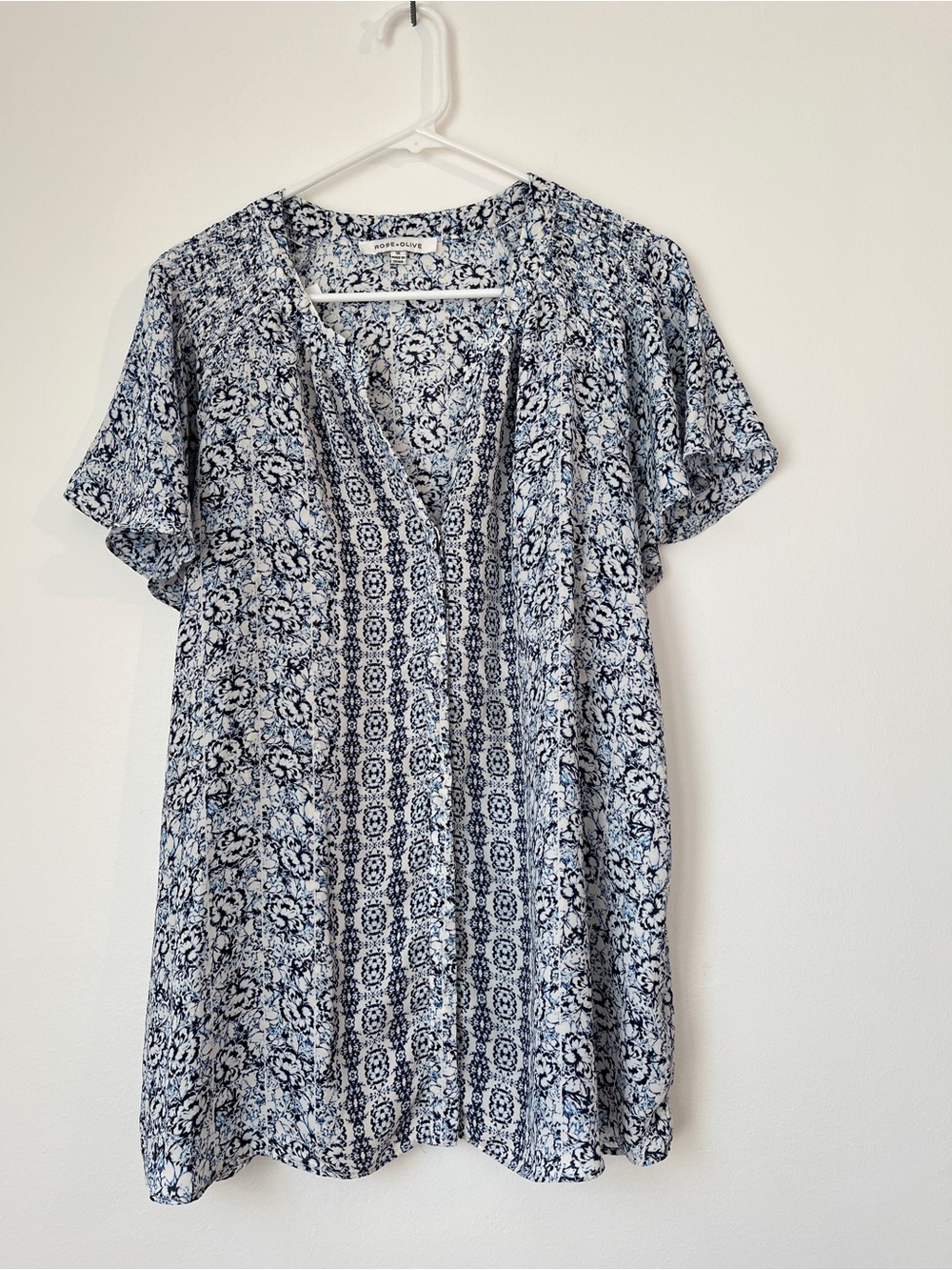 Rose & Olive Navy and White Floral Split‑Neck Blouse Size 1X Light Button-Up